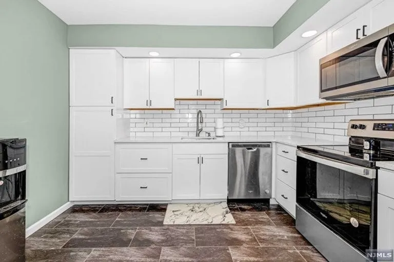 Bergen County Real Estate | View 159 Pond Drive #13D | room 2 | View 3