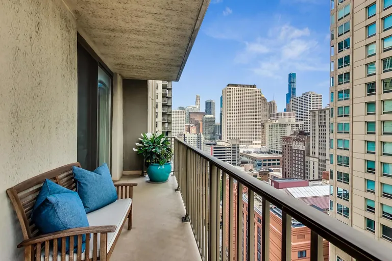 New York City Real Estate | View 635 N Dearborn, 2104 | room 7 | View 8