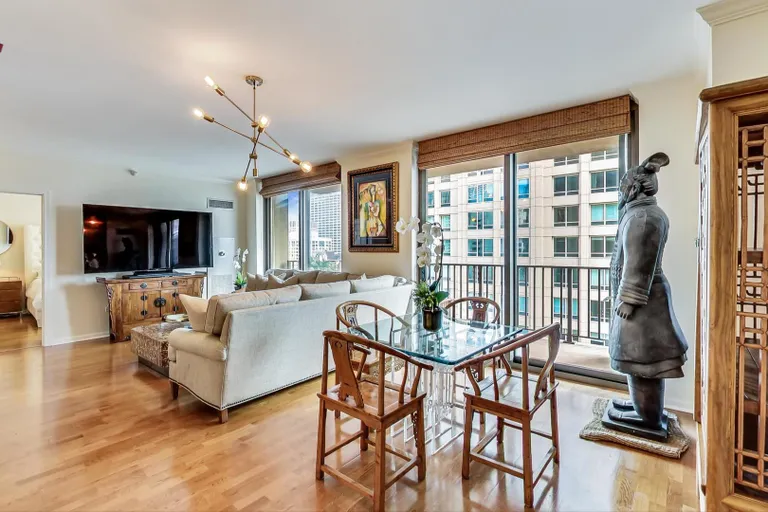 New York City Real Estate | View 635 N Dearborn, 2104 | room 2 | View 3