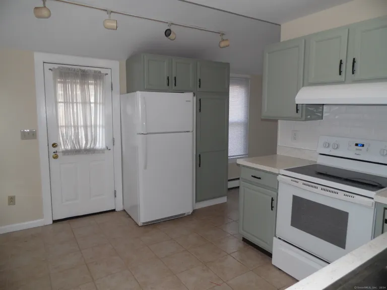 160 Shore Road, Waterford, CT 06385 Property for rent