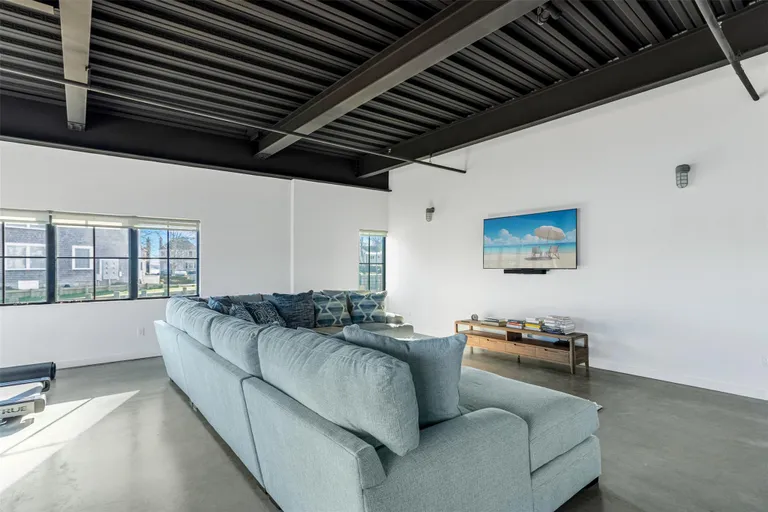 The Hamptons Real Estate | View 123 Sterling Avenue, 12 | Listing | View 21