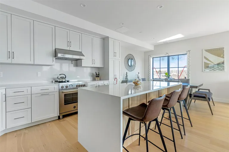 The Hamptons Real Estate | View 123 Sterling Avenue, 12 | Listing | View 3