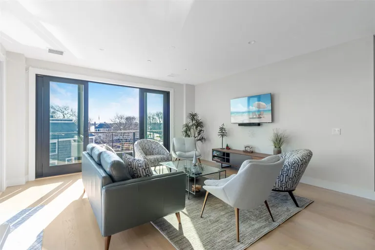 The Hamptons Real Estate | View 123 Sterling Avenue, 12 | Listing | View 8
