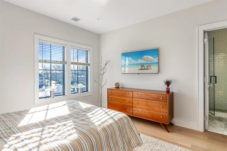 The Hamptons Real Estate | View 123 Sterling Avenue, 12 | Listing | View 18