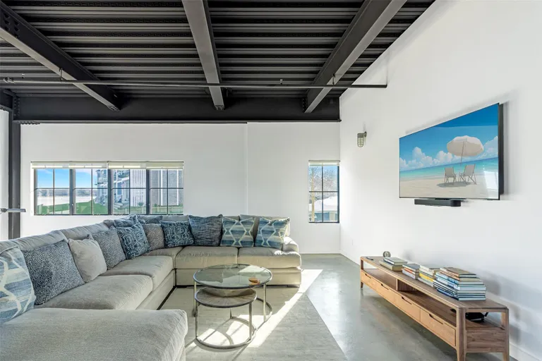 The Hamptons Real Estate | View 123 Sterling Avenue, 12 | Listing | View 22