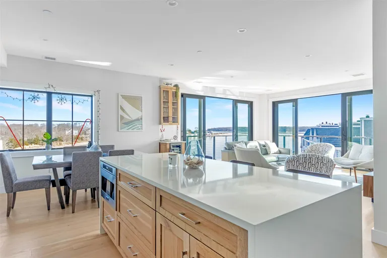 The Hamptons Real Estate | View 123 Sterling Avenue, 12 | Listing | View 2