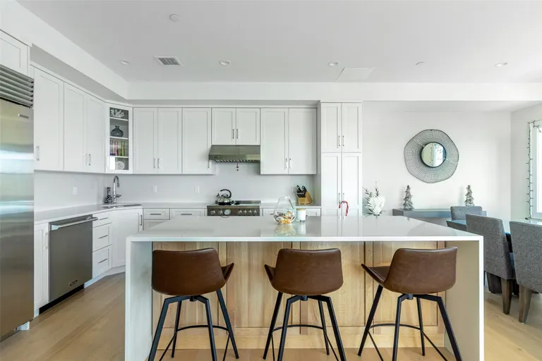 The Hamptons Real Estate | View 123 Sterling Avenue, 12 | Listing | View 4