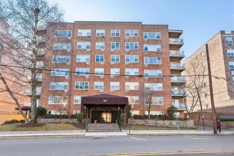New York City Real Estate | View 10 Old Mamaroneck Road, 7M | 1 Bed, 1 Bath | View 1