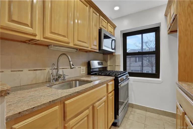 New York City Real Estate | View 470 N Broadway, A6 | 2 Beds, 2 Baths | View 1