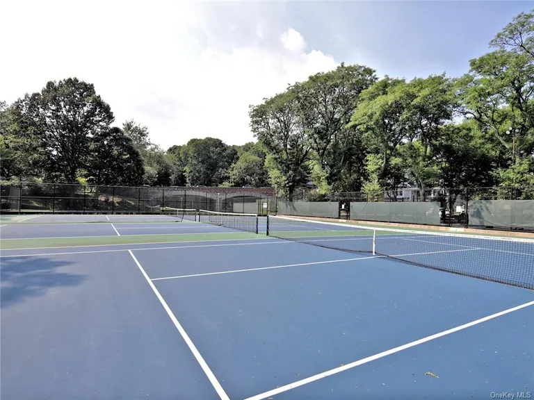 215D Larchmont Acres West 5D, Larchmont, NY 10538 Property for sale