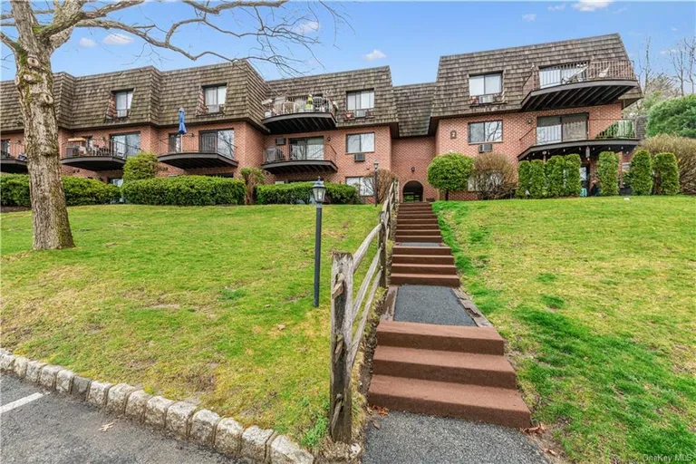 New York City Real Estate | View 2 Briarcliff Drive S, 2 | Listing | View 17