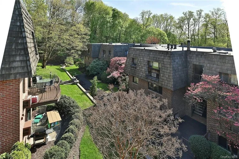 New York City Real Estate | View 4 Briarcliff Drive S, 413 | Listing | View 13