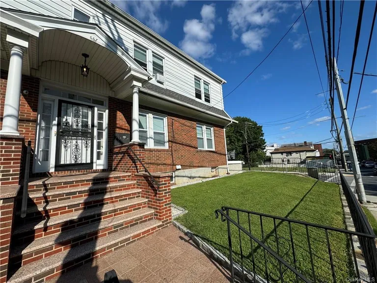 New York City Real Estate | View 667 Yonkers Avenue, 1R | 2 Beds, 1 Bath | View 1