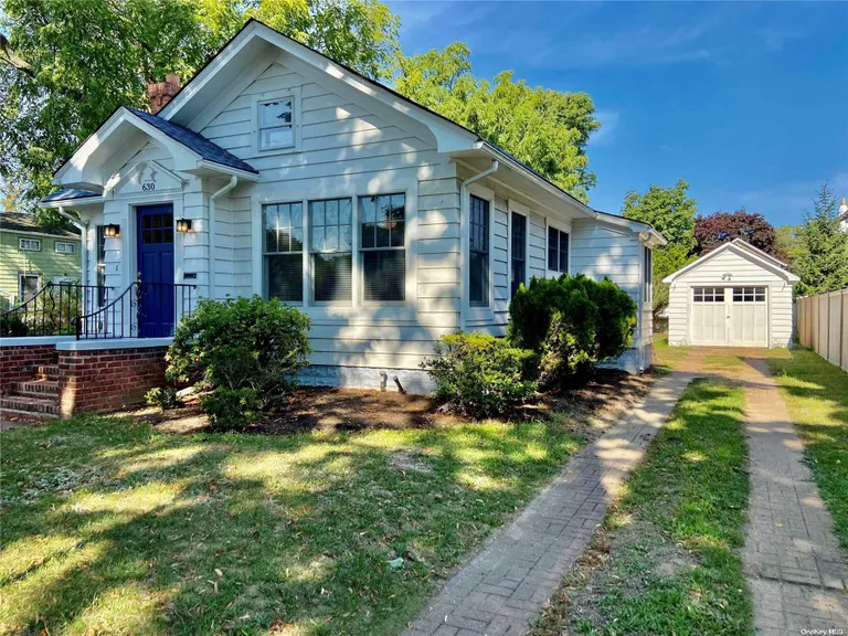 The Hamptons Real Estate | View 630 1st Street | 2 Beds, 1 Bath | View 1