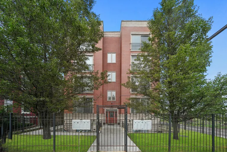 New York City Real Estate | View 2741 W Congress Parkway, 1E | 3 Beds, 2 Baths | View 1