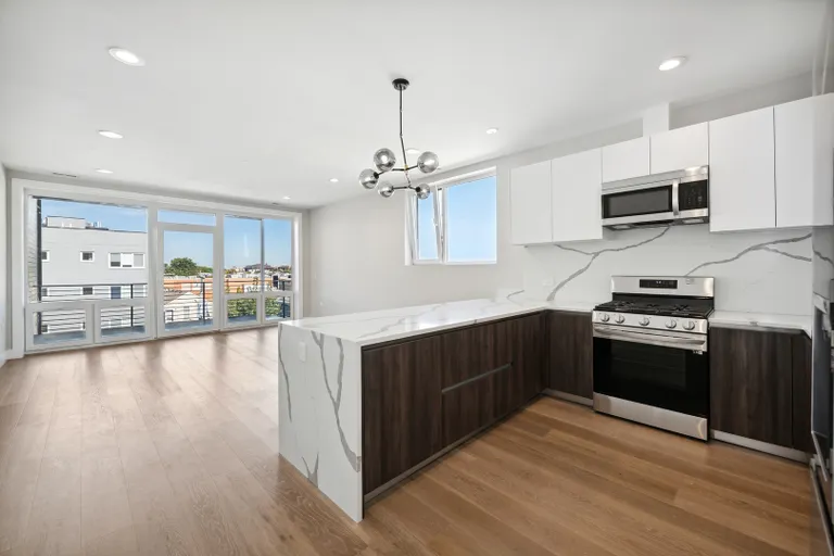 New York City Real Estate | View 2342 W Adams Street, 305 | Listing | View 4