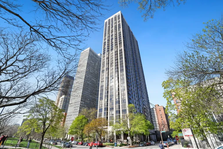 New York City Real Estate | View 2650 N Lakeview Avenue, 901 | 2 Beds, 2 Baths | View 1