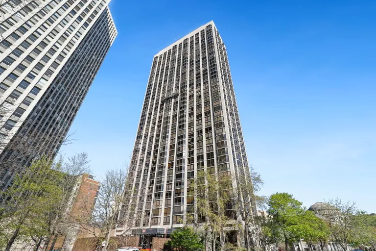 New York City Real Estate | View 2650 N Lakeview Avenue, 901 | Listing | View 2