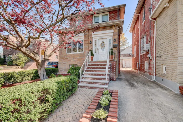 New York City Real Estate | View 414 WOODCLIFF AVE | 4 Beds, 2 Baths | View 1