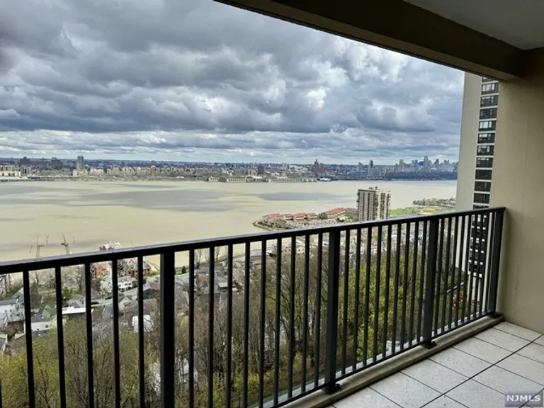 New York City Real Estate | View 6 Horizon Road, 1011 | Listing | View 3