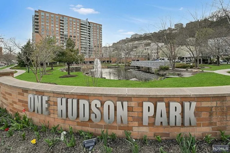 New York City Real Estate | View 312 Hudson Park | 2 Beds, 2 Baths | View 1