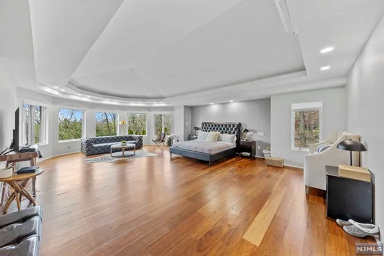 New York City Real Estate | View 14 East Hill Court | Listing | View 25