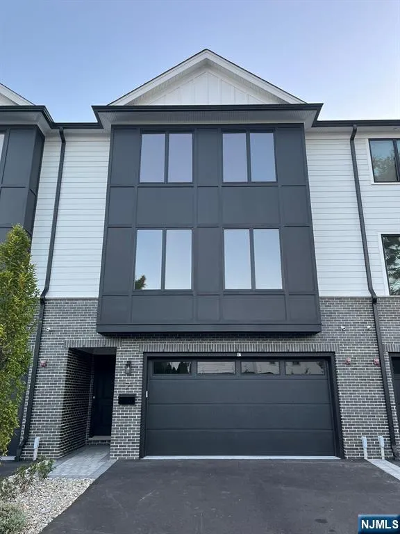 Bergen County Real Estate | View 7 Skye, 7 | 3 Beds, 2 Baths | View 1