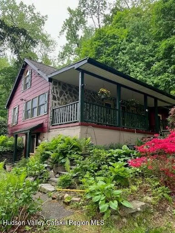 Hudson Valley Real Estate | View 127 Zandhoek Road | 2 Beds, 1 Bath | View 1