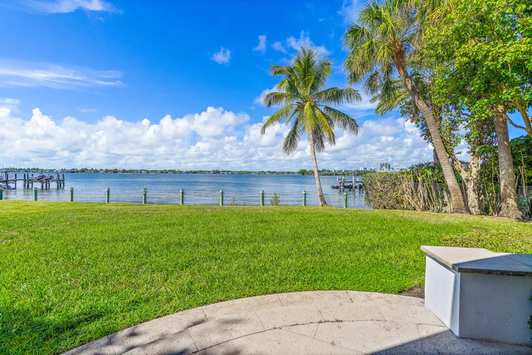 New York City Real Estate | View 854 S County Road | Listing | View 3