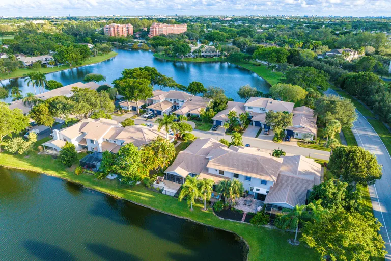 413 Deer Creek Lake Point South Lane, Deerfield Beach, FL 33442