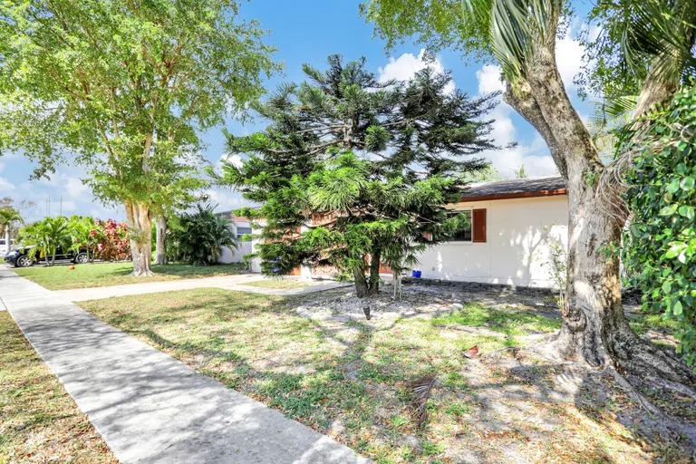 New York City Real Estate | View 6931 SW 1st Street | 3 Beds, 2 Baths | View 1