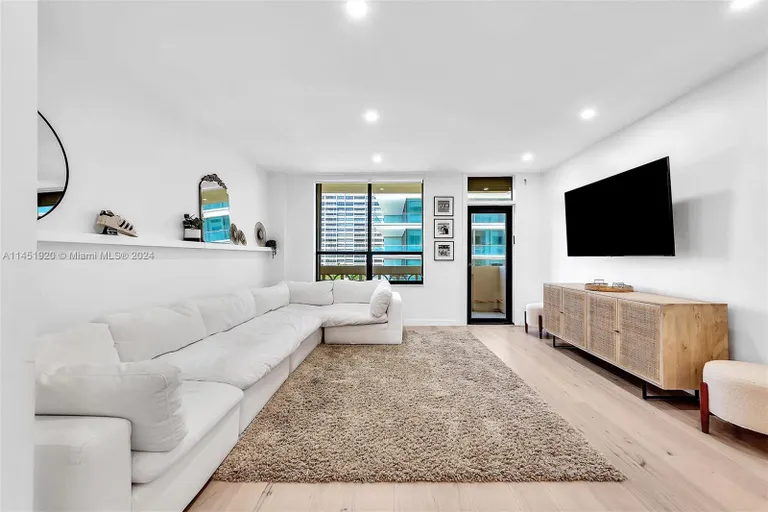 New York City Real Estate | View 10185 Collins Ave, 822 | Listing | View 4