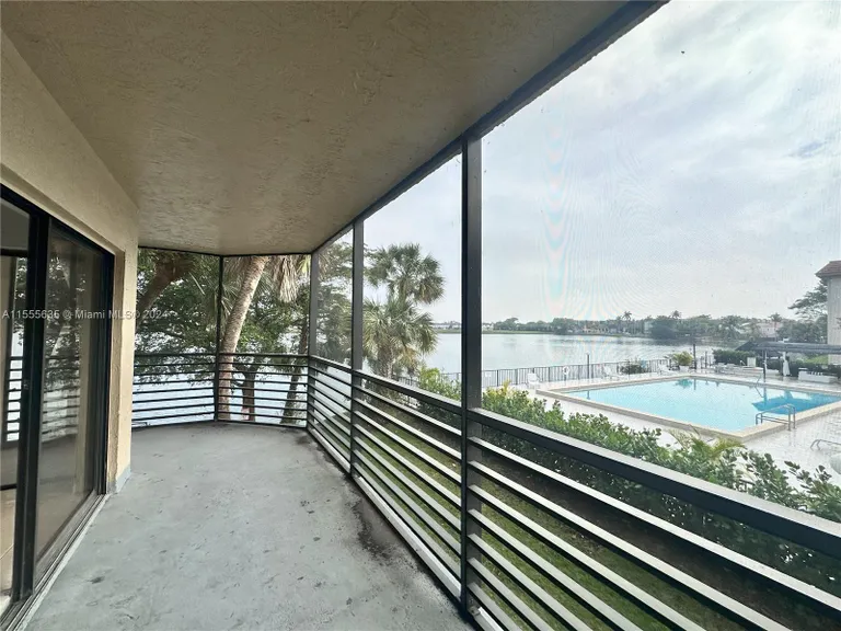 471 Ives Dairy Rd 2073, Miami, FL 33179 Property for sale