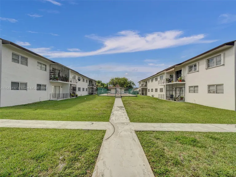 9520-sw-8th-st-222-miami-fl-33174-property-for-sale