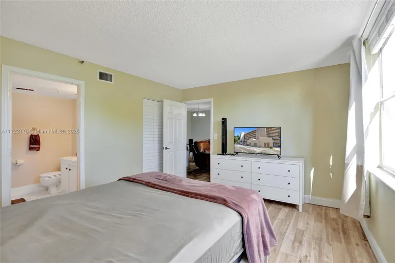 South Florida Real Estate | View 4570 NW 18th Ave, 202 | Listing | View 24