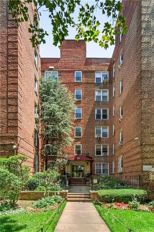 New York City Real Estate | View 221 Mcdonald Avenue, 3P | room 14 | View 15