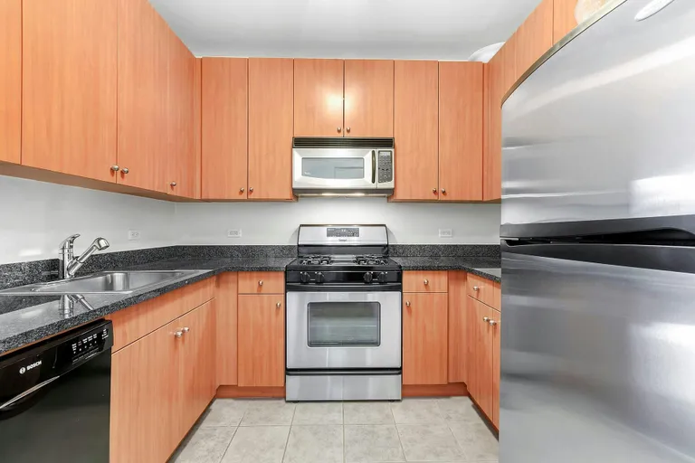 New York City Real Estate | View 455 Main Street, PH1A | room 2 | View 3