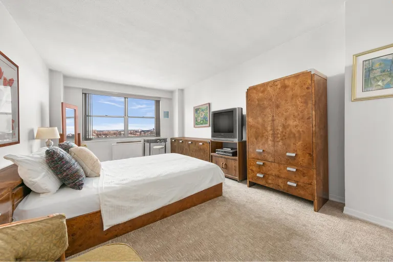 New York City Real Estate | View 70-31 108th Street, 12B | room 6 | View 7
