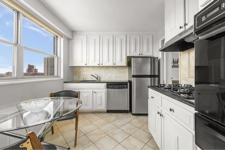 New York City Real Estate | View 70-31 108th Street, 12B | room 4 | View 5