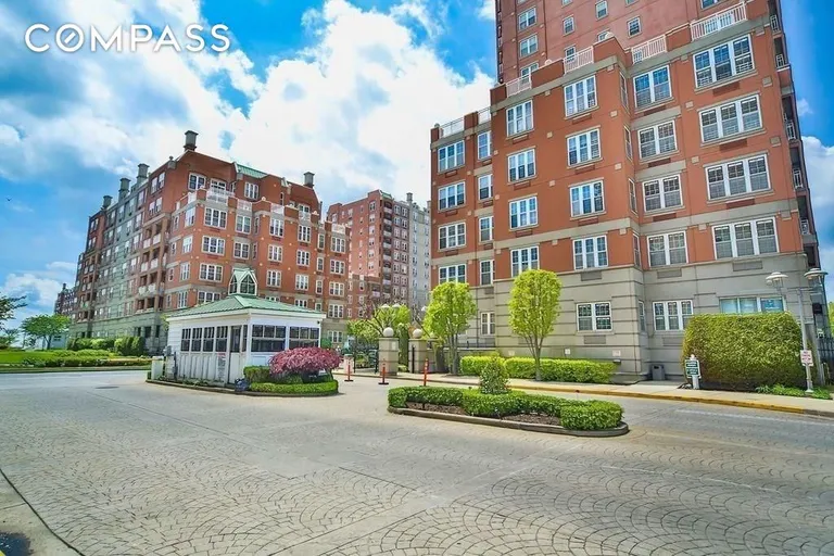 New York City Real Estate | View 70 Oceana Drive West, PH1D | room 17 | View 18