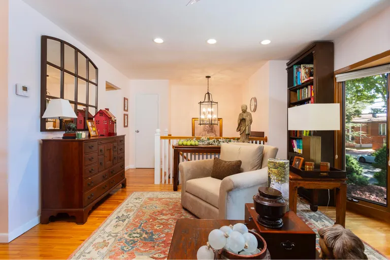 New York City Real Estate | View 190 Barlow Drive South | room 4 | View 5