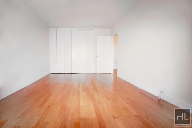 New York City Real Estate | View 25-40 Shore Boulevard, 17C | room 4 | View 6