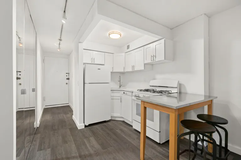 New York City Real Estate | View 211 Thompson Street, 2O | room 2 | View 3