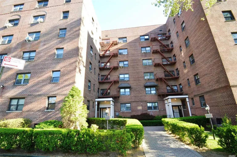 New York City Real Estate | View 147-14 84th Road, 5C | 1 Bed, 1 Bath | View 1