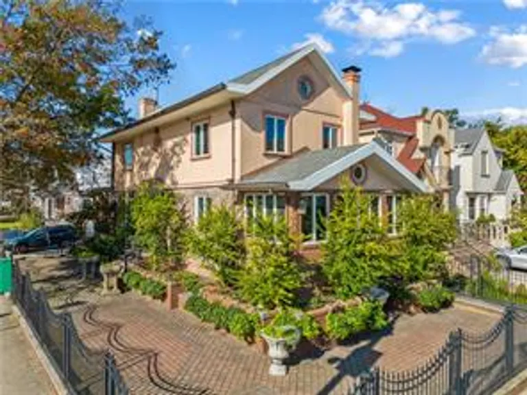 New York City Real Estate | View 194 Falmouth Street, * | 3 Beds, 4 Baths | View 1