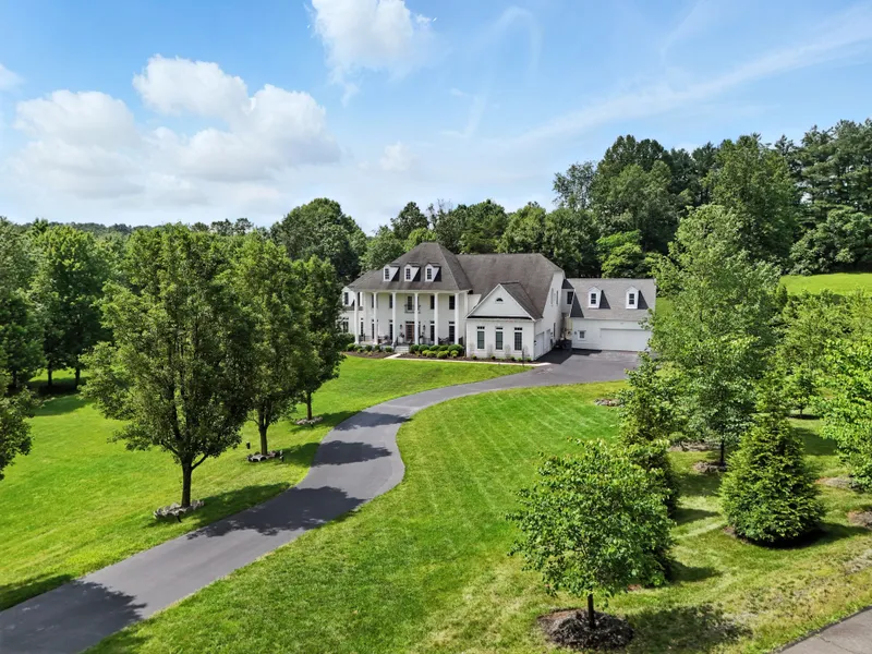 Find Luxury Real Estate in Oakton | Corcoran McEnearney
