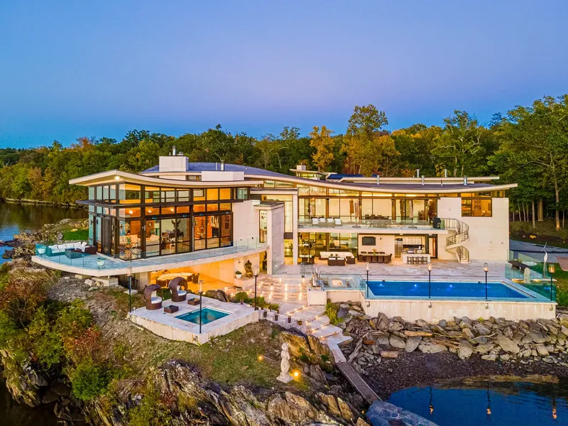 Find Luxury Real Estate in Hyde Park| Corcoran Country Living