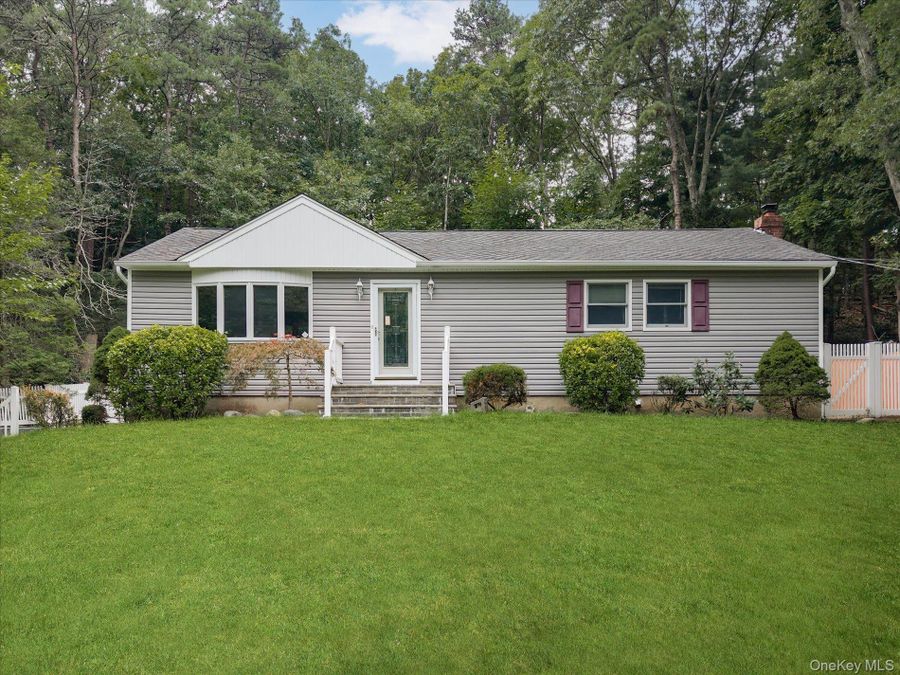 6 Valleywood Road, Smithtown, NY