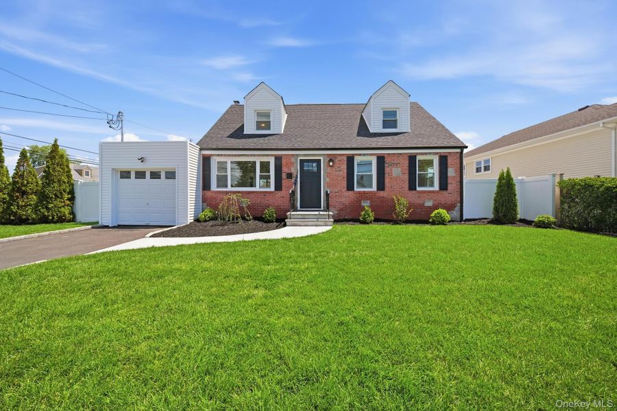 91 Doges Promenade, Lindenhurst, NY
